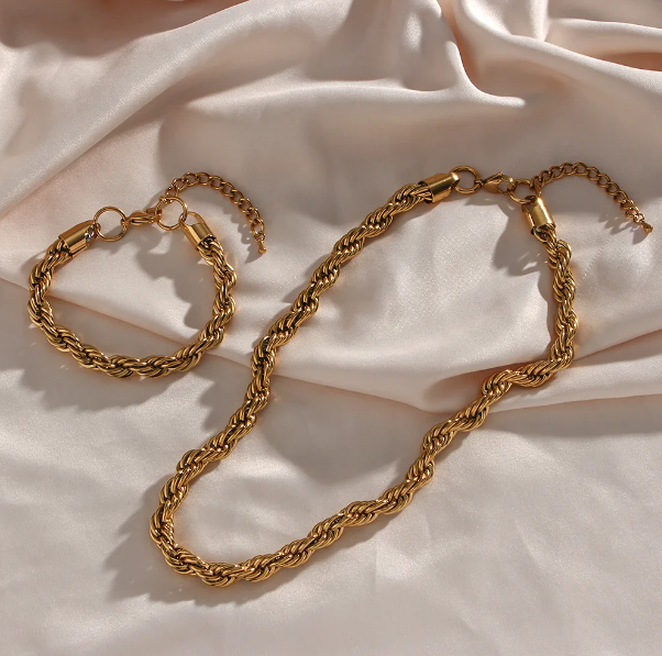  Scarlet Twisted Chain Necklace